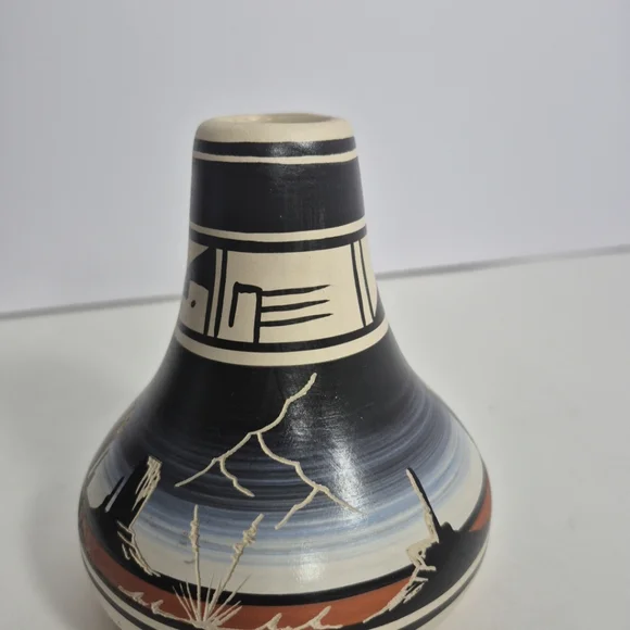 Naatsiilid Pottery Rainbow Signature Native American Navajo Vase Signed - Picture 8 of 9
